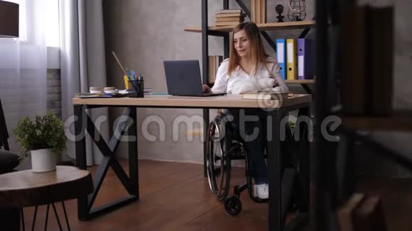 事业成功的喜悦残疾女性视频的预览图