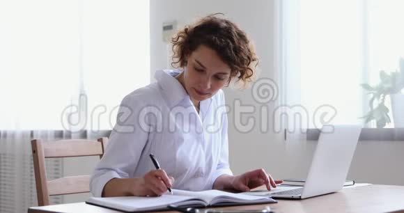 年轻女性护士使用笔记本电脑书写笔记视频的预览图