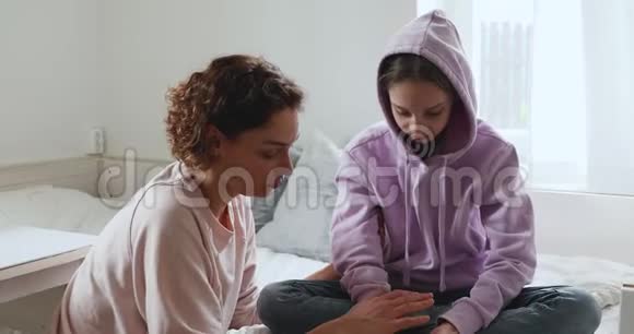 照顾单身母亲帮助敏感抑郁的十几岁女儿离婚后视频的预览图