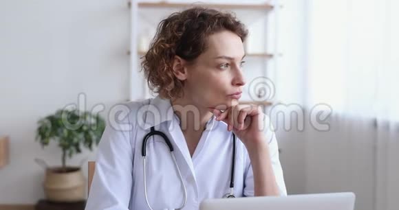 严肃的女医生在网上研究中迷失了方向视频的预览图