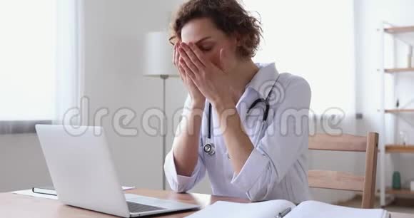 女医生对职业事故的担忧视频的预览图