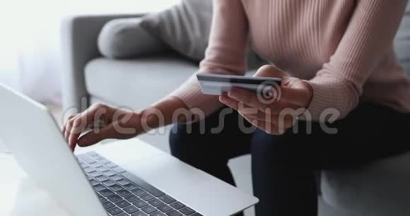 女性客户使用在线支付持有信用卡关闭视频的预览图
