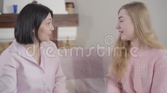 近距离观看黑种人女人和金发女孩谈话母亲和女儿在家里自由活动视频的预览图