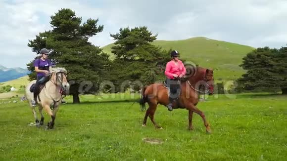 专业骑马者骑马慢动作赤道人民主党视频的预览图