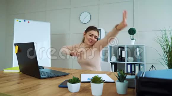 快乐的办公室经理在工作中听音乐跳舞视频的预览图