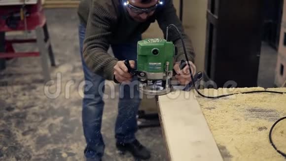 戴防护眼镜的男木工工打磨木条手工打磨机在视频的预览图