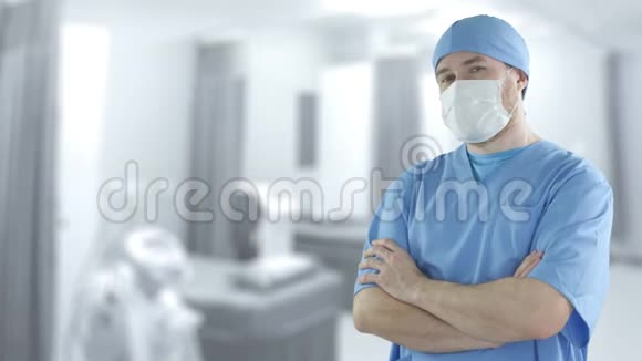 医院病房一名戴面罩的医生的肖像用红色照相机拍摄视频的预览图