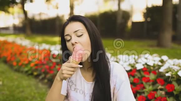 年轻美女微笑着吃冰淇淋慢动作高清视频视频的预览图