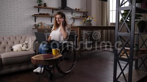 轮椅残疾人在家中远程办公视频的预览图