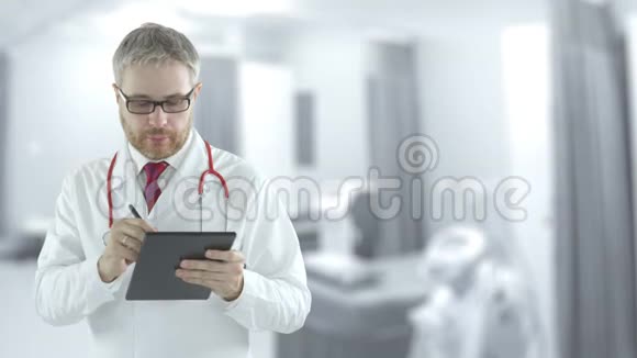聚焦医生在医院病房的平板电脑上填写检查表红色摄像机拍摄视频的预览图