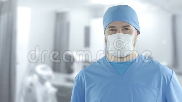 医生在医院病房戴着面罩用红相机拍摄视频的预览图