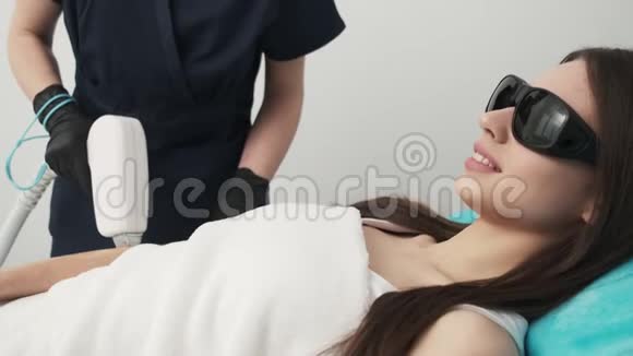 美容师对客户的手臂进行激光脱毛视频的预览图