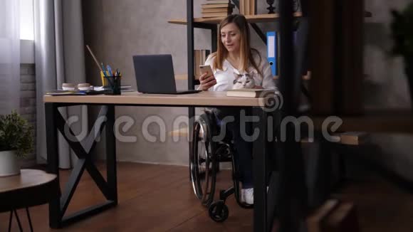 残疾妇女在电话中阅读有趣的内容视频的预览图
