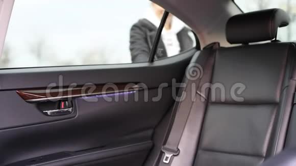 女人打开车门坐上出租车视频的预览图