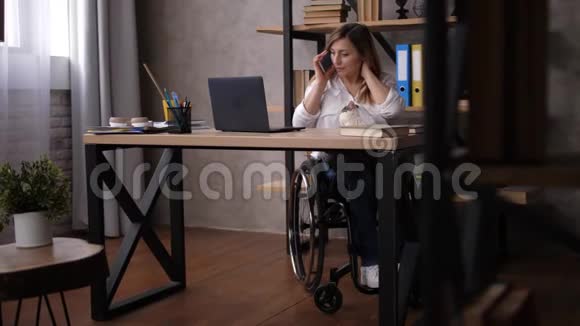 残疾女性与客户用手机交谈视频的预览图