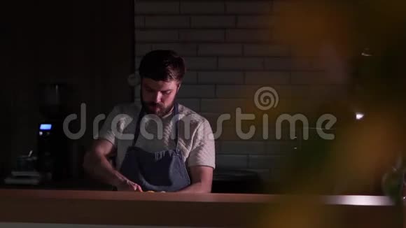 晚上一个男人在厨房准备食物视频的预览图