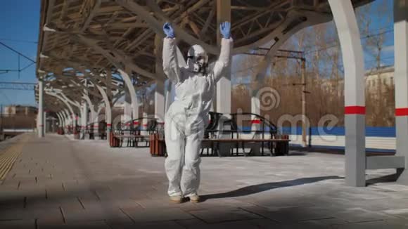 快乐的医务工作者穿着防护服跳舞玩得开心视频的预览图