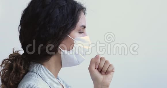 患病的年轻女子戴着口罩咳嗽视频的预览图