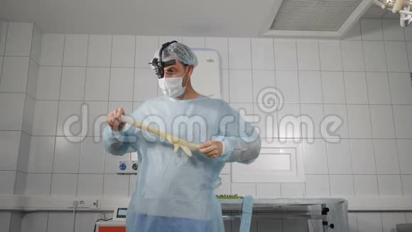 男外科医生在现代手术室里用慢动作射击均匀投掷硅胶医用手套有趣的医生视频的预览图