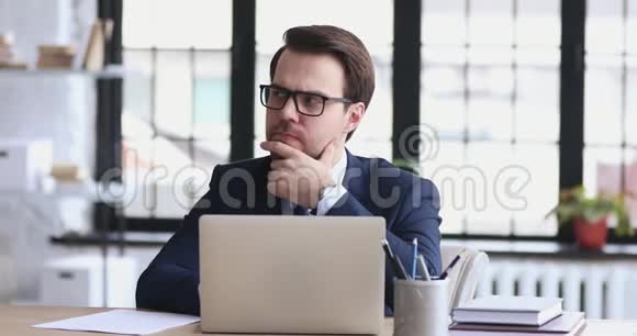 考虑周到的男性CEO规划策略在办公室电脑上工作视频的预览图