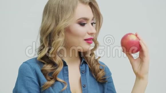 可爱的女人在一张桌子上拿着一个苹果背景是水果和蔬菜视频的预览图
