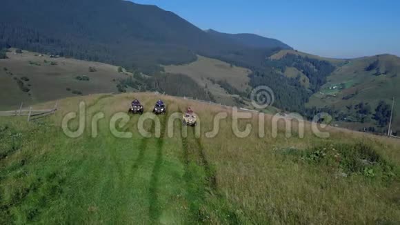 游客骑着四轮自行车在美丽的山脉背景视频的预览图