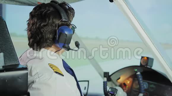 戴太阳镜的快乐男飞行员对着镜头微笑竖起大拇指竖起手势视频的预览图