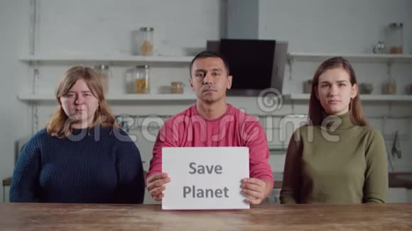 聋人用手语展示拯救地球视频的预览图