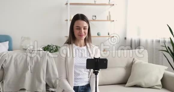 微笑年轻女性时尚视频博主在家录制vlog视频的预览图