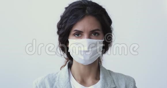 女性佩戴医用口罩禁止使用冠状病毒手势视频的预览图