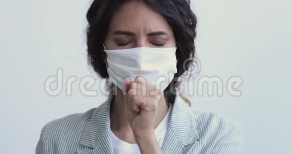 患病青年妇女肺炎咳嗽戴口罩视频的预览图