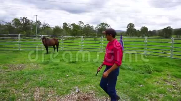 驯马师训练野生马的圆形围场慢动作视频的预览图