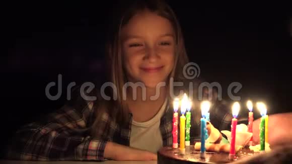 孩子们的生日聚会在晚上吹蜡烛孩子们的庆祝活动孩子们在黑暗中的周年纪念日视频的预览图