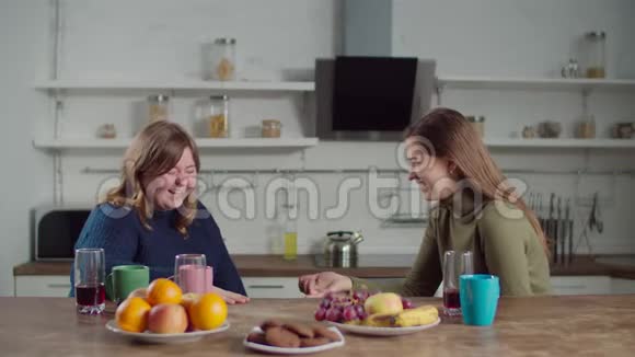 快乐的聋哑女人在厨房里笑视频的预览图
