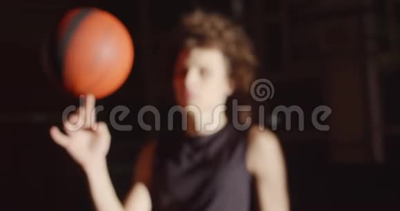 年轻的卷发白人肖像篮球运动员准备剪影时手指上的球被扭曲视频的预览图