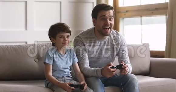 兴奋两代家庭玩网络电子游戏视频的预览图