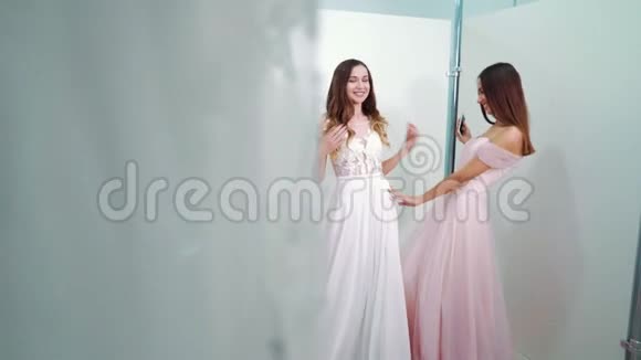 喜新厌旧的新娘和伴娘穿着礼服在沙龙拥抱婚礼视频的预览图