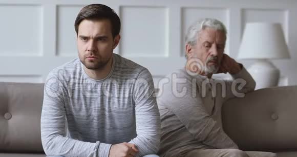 争吵之后不高兴的年轻人忽视成熟的父亲视频的预览图