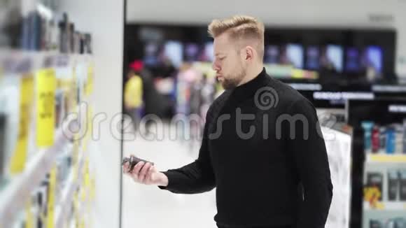 年轻人在化妆品店用电话拍照视频的预览图