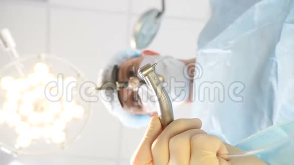 牙科诊所病人的POV白色无菌口罩医生接近病人和开始手术治疗视频的预览图