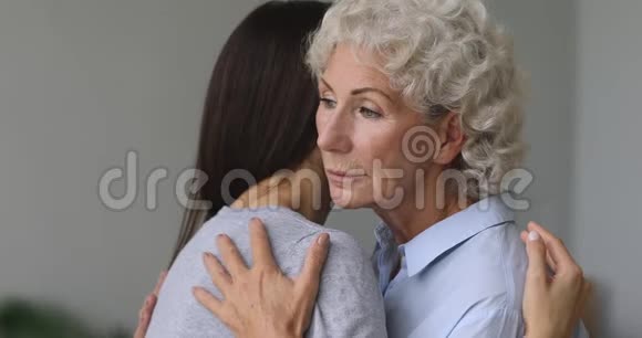 体贴的中年老妇人抱着长大的女儿视频的预览图