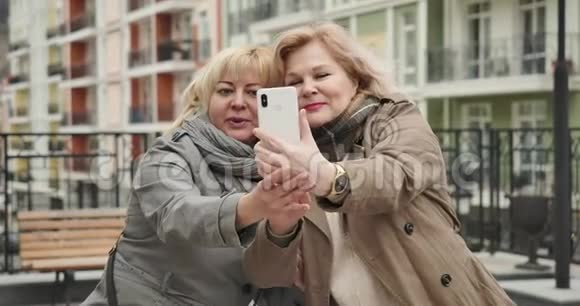 积极白人高级妇女在城市街道自拍的肖像领取退休金的富裕退休人员视频的预览图