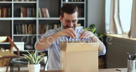激动人心的顾客打开纸板包裹盒接受礼物视频的预览图