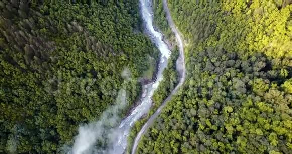 飞越山峡沿着河走在树林里视频的预览图