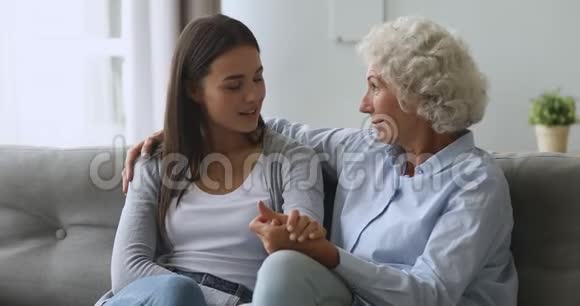 可爱的成熟微笑的女人和长大的女儿聊天视频的预览图