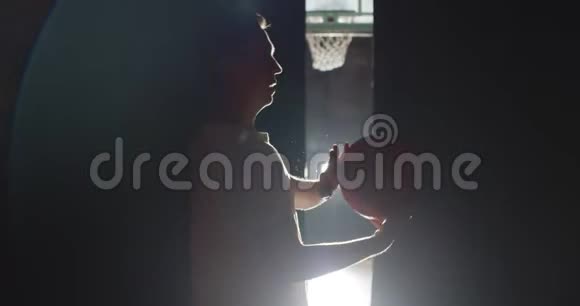 年轻的白种人篮球运动员准备出去玩球训练使他的手指转动视频的预览图