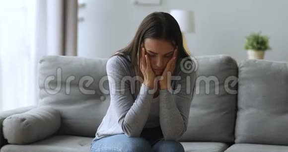 不高兴的年轻绝望的女人患了头痛视频的预览图