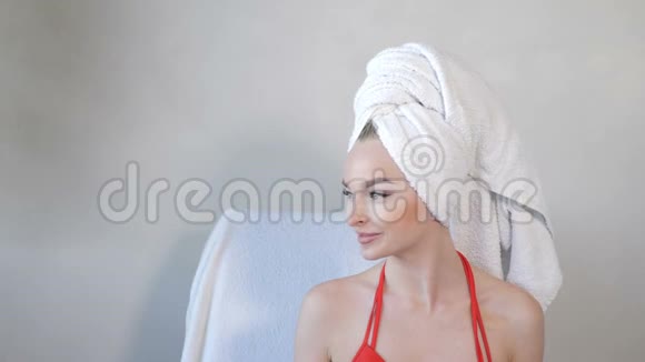 优雅的肖像欢乐迷人的半裸年轻女子头上裹着毛巾看着相机和视频的预览图
