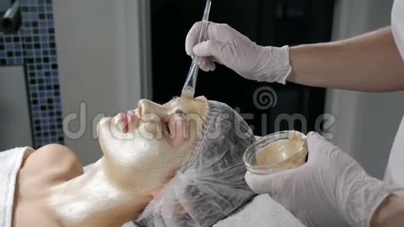 抗衰老面部程序与金面罩霜按摩女性面部黄金片有胶原蛋白美容维生素和视频的预览图