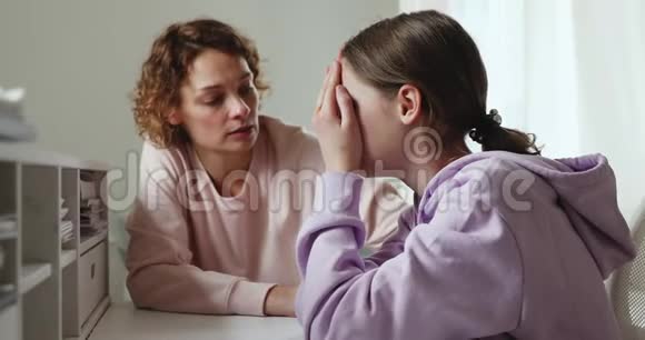 担心妈妈安慰安慰伤心哭泣的十几岁女儿在家视频的预览图
